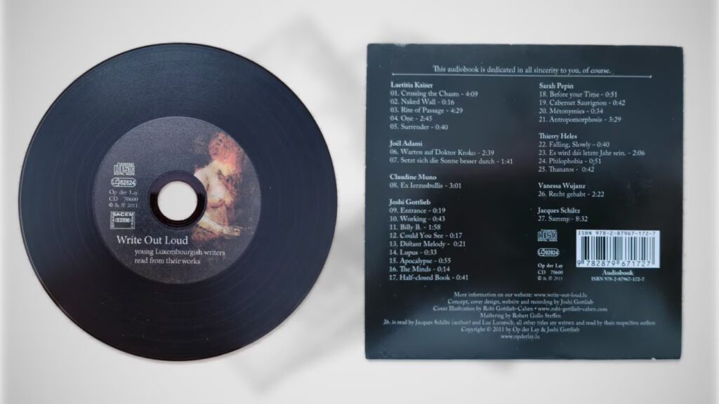 Eng Write Out Loud CD aus der Verpackung, an d'Lëscht mat Texter um hënneschte Cover